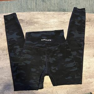 Alphalete women’s surface path leggings - black camo cross waist size small
